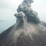 Erupsi Kedua, Gunung Anak Krakatau Semburkan Abu Setinggi 1 Km