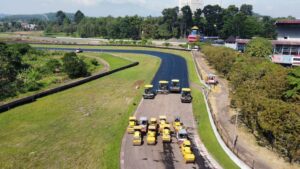 Proses pengaspalan di Sirkui Sentul oleh anak perusahaan Pt Roadmixindo Raya.