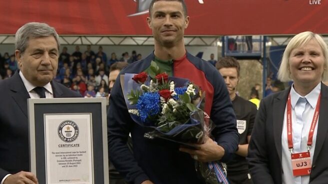 Cristian Ronaldo mendapåtkan rekor dunia ‘Guinness World Record’ setelah 200 penampilan bersama Portugal-Twitter@ESPNFC