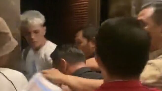Pemain muda timnas Argentina Alejandro Garnacho dimaki suporter yang meminta foto di lift