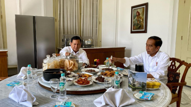 Presiden Joko Widodo dalam postingan Instagram Prabowo terlihat sedang makan bersama. (Dok: @Prabowo)