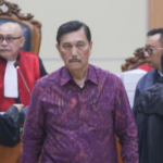 Menko Marves, Luhut Binsar Pandjaitan, saat berjalan di persidangan Haris-Fatia.