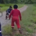 Potongan video saat karyawan PT JML yang ingin melempar anjing ke sungai untuk dijadikan santapan ke buaya.