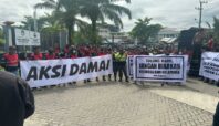 Ratusan karyawan PT Batuah Energi Prima menggelar aksi damai.