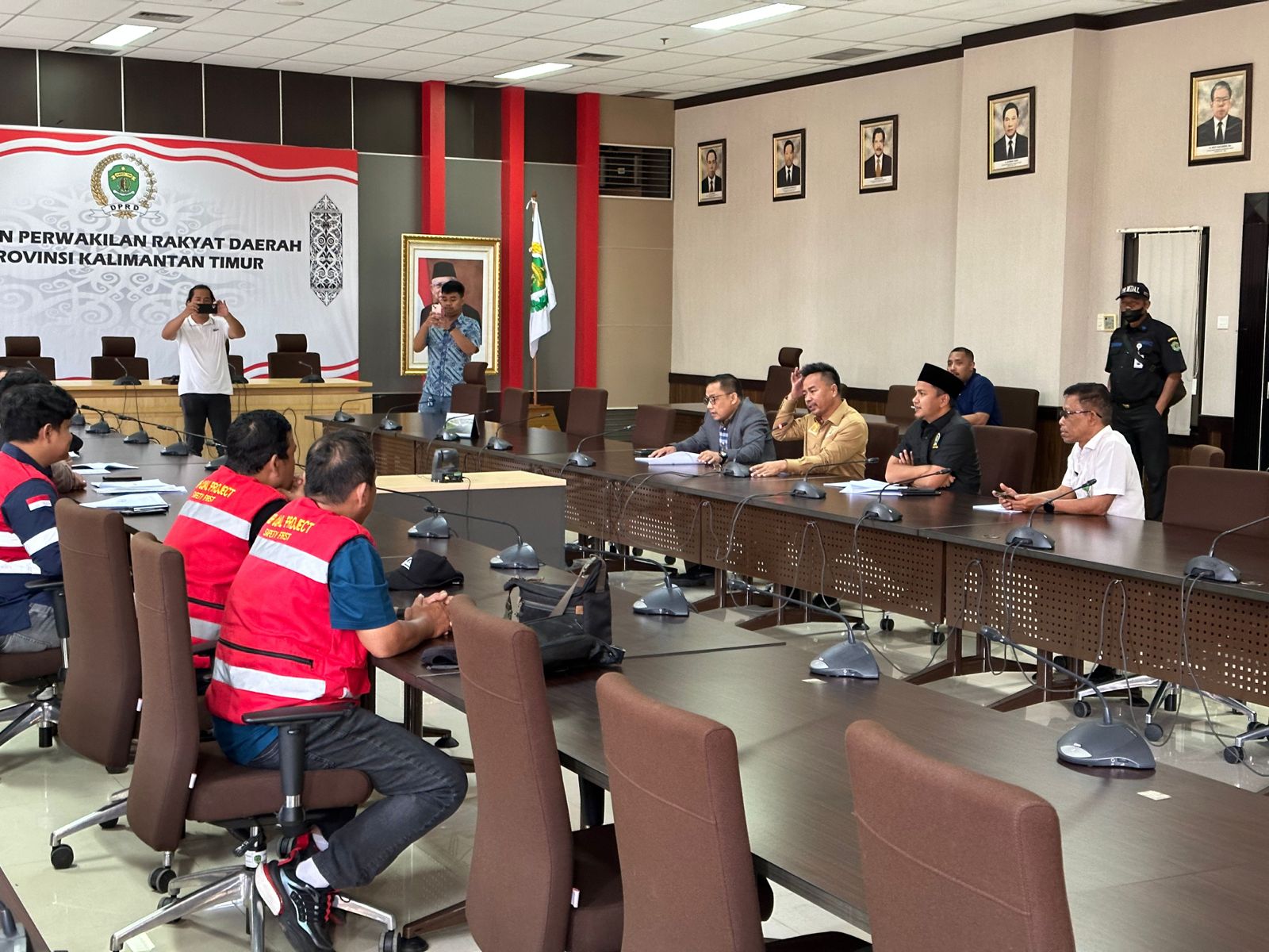 Perwakilan karyawan PT Batuah Energi Prima menyampaikan aspirasi mereka kepada anggota DPRD. M. Udin.
