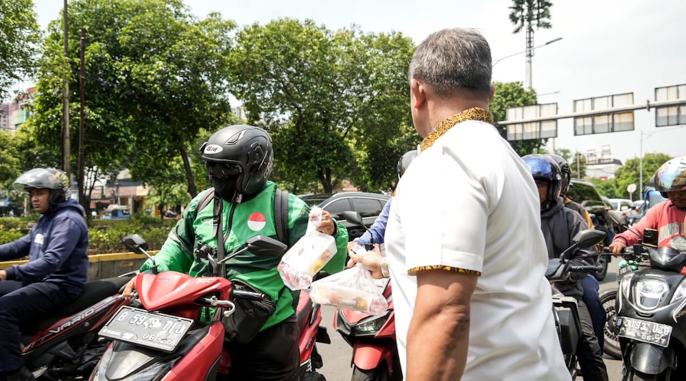 Ditjenpas Gelar Jumat Berkah, Bagikan 500 Paket Makan Siang Gratis ke Ojol di Jakarta 2 ojol