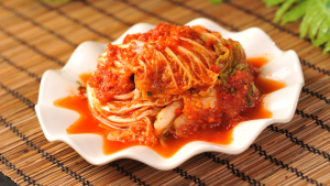5 Makanan Khas Korea Selatan Paling Hits dan Dijamin Enak, Sering Muncul di Drama Korea! 2 kimchi
